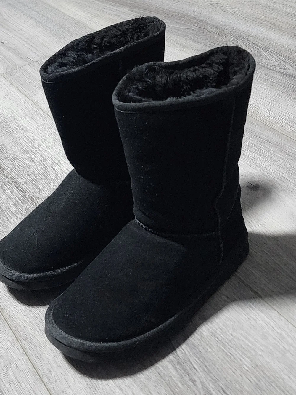 UGG Classic Short Black Suede Boots W/ Shhepskin Lining Womens Size 6